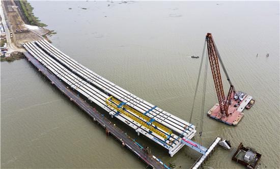 中建五洲白马湖大桥首件钢箱梁吊装顺利完成