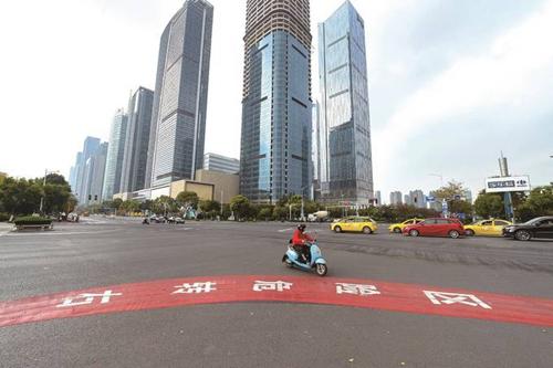 南京在220个路口设置“右转危险区”