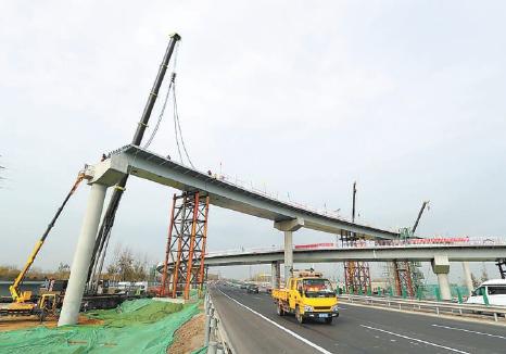 千吨钢梁 “跨越”京哈高速 去环球影城主题公园更方便了