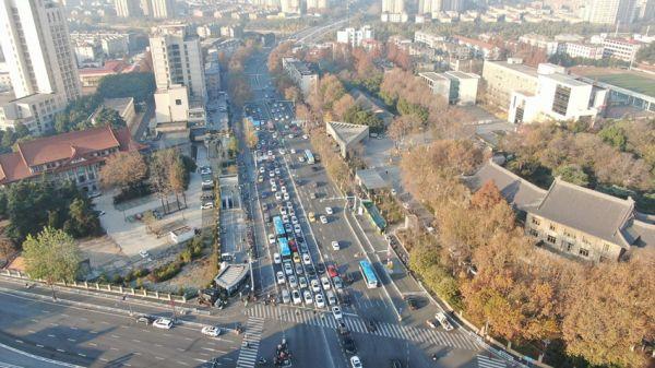 南京首条潮汐+可变车道亮相 “堵点”通行效率提高