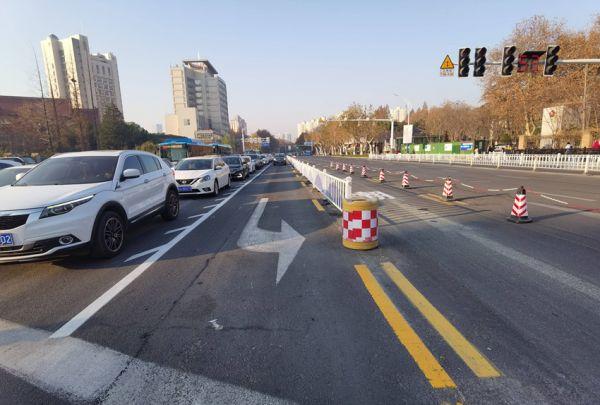 南京首条潮汐+可变车道亮相 “堵点”通行效率提高