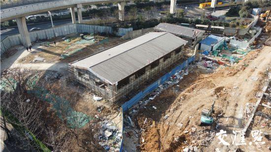 南京万科都荟天地5栋南侧绿地两处建筑无审批手续擅自施工