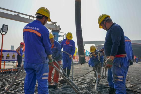 广东深中通道首榀60米混凝土箱梁浇筑成功