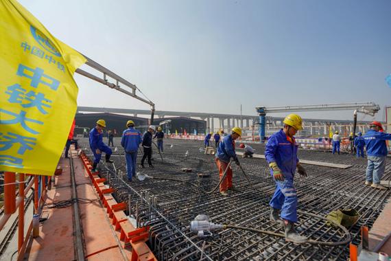广东深中通道首榀60米混凝土箱梁浇筑成功