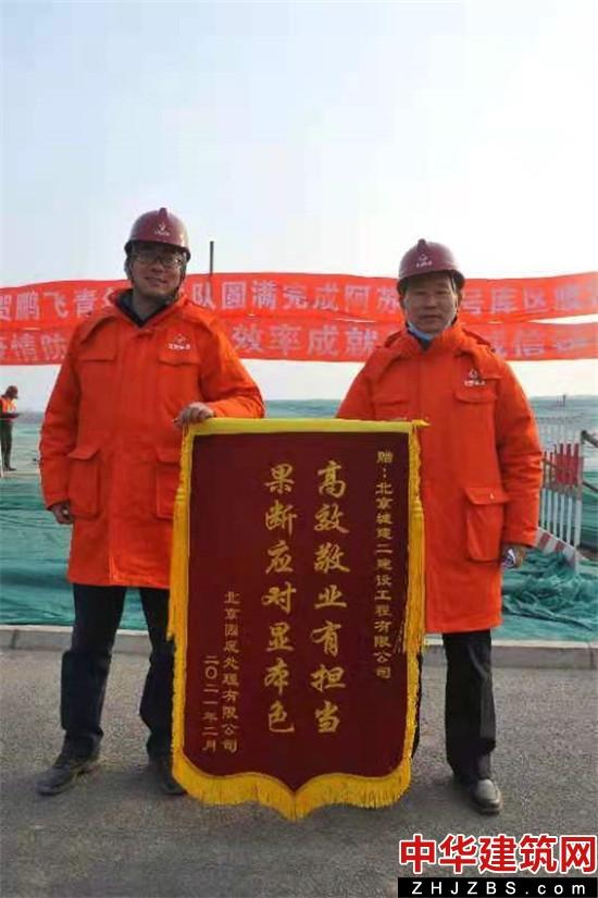 北京城建二公司青年突击队巧手铺设4万平方米的“绿棉被”为北京送来春天清香
