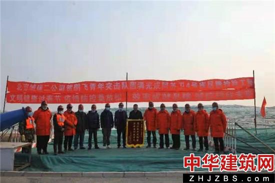 北京城建二公司青年突击队巧手铺设4万平方米的“绿棉被”为北京送来春天清香