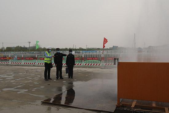 豐臺城管開展大風(fēng)天氣施工工地全覆蓋執(zhí)法檢查