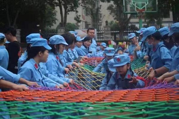 郑州市中原区汝河一幼召开“重走红军路”红色主题亲子运动会