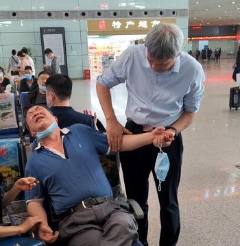 西安高铁站乘客突发重病，河南汝州一中医紧急施救转危为安！