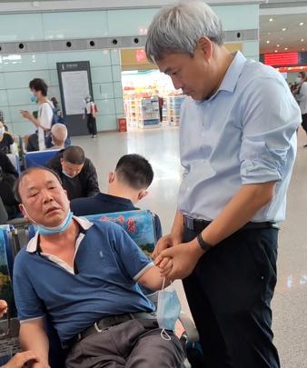 西安高铁站乘客突发重病，河南汝州一中医紧急施救转危为安！