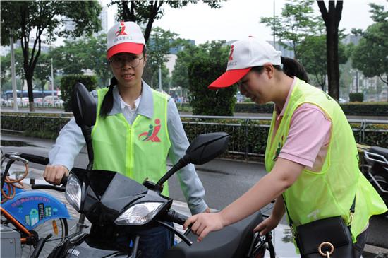 宁波北仑城管义工为垃圾分类领跑