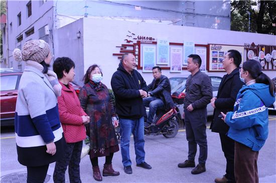 宁波北仑城管义工为垃圾分类领跑
