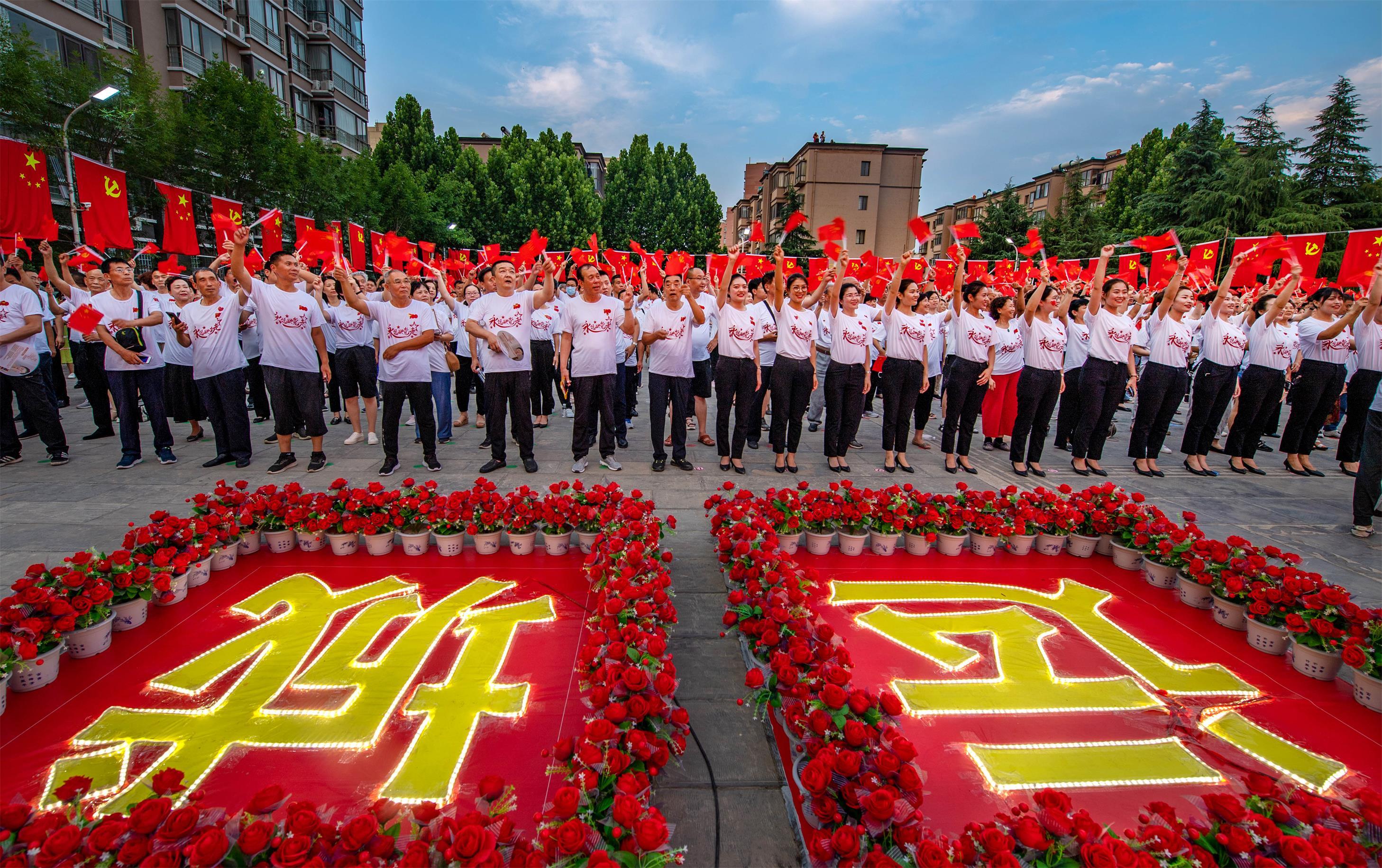 山西运城：千名党员传递巨幅党旗 喜迎建党百年华诞