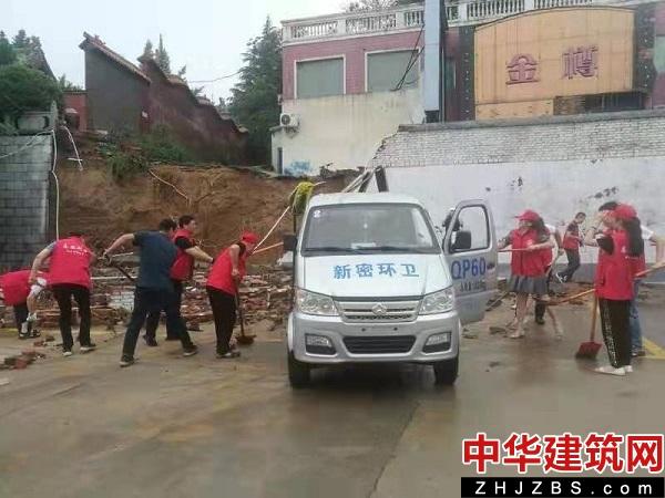 河南新密：万名干群奋力抢险