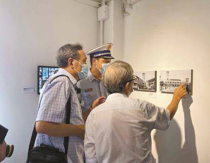 上海一居民楼道内办“楼道美术馆” 历史图片展览结合窗外实景呈现陆家嘴记忆