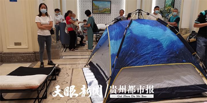 贵阳乐湾国际城交房延期 数千户业主售楼部里搭帐篷催退房