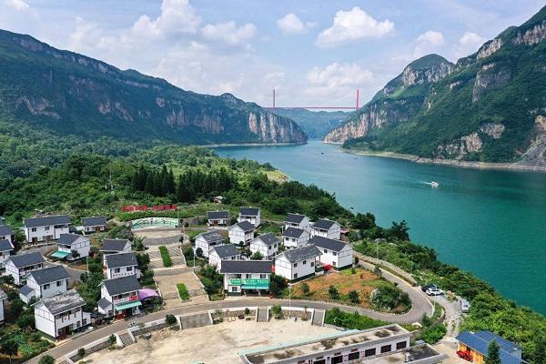 贵州黔西：乡村振兴“绣”出苗寨美景