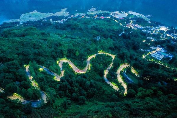 贵州黔西：乡村振兴“绣”出苗寨美景