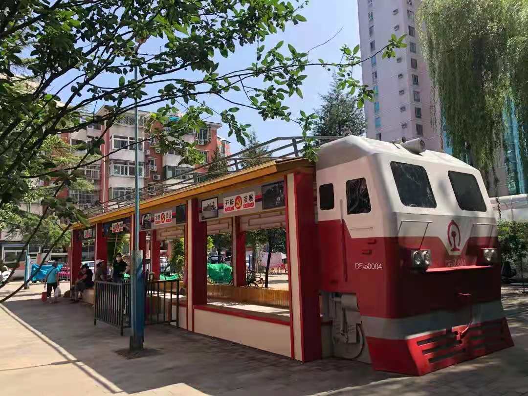 香河园街道：社区陈旧凉亭华丽变身 小院环境明显提升