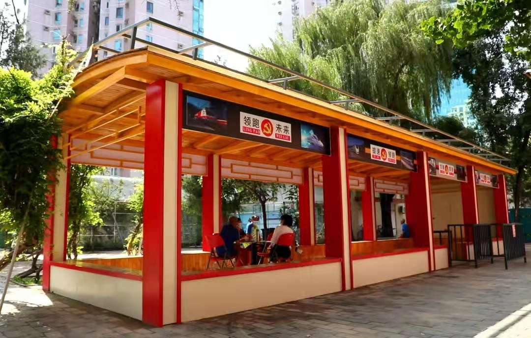 香河园街道：社区陈旧凉亭华丽变身 小院环境明显提升