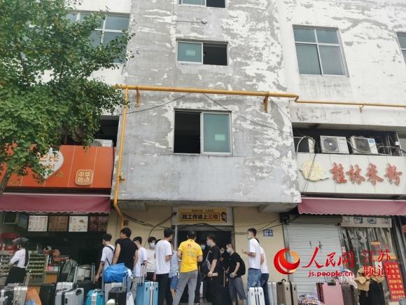 苏州昆山一商务楼楼梯擅遭拆改 回应：已责令现业主整改
