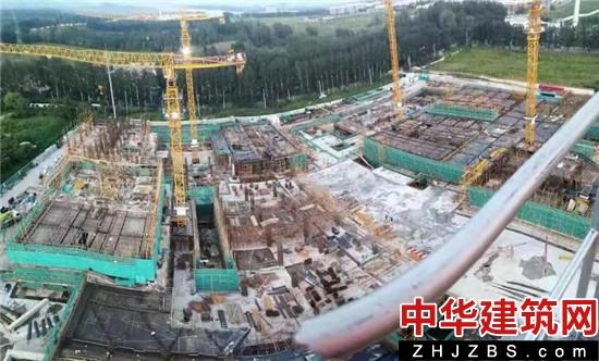 北京城市学院三期工程闪电“拱”出地面