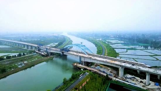 湖杭铁路跨东苕溪连续梁合龙