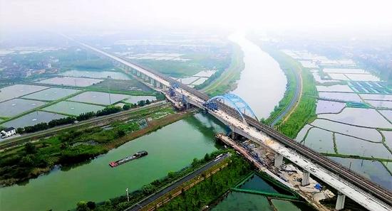 湖杭铁路跨东苕溪连续梁合龙