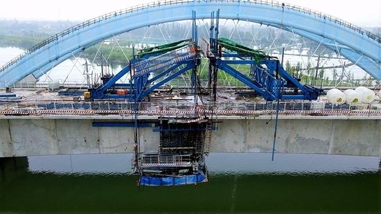 湖杭铁路跨东苕溪连续梁合龙