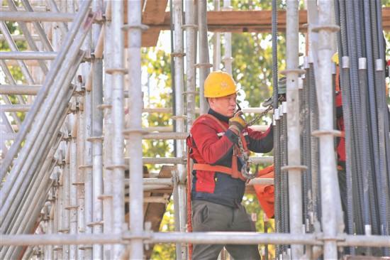 哈尔滨老机场路高架桥建设施工忙