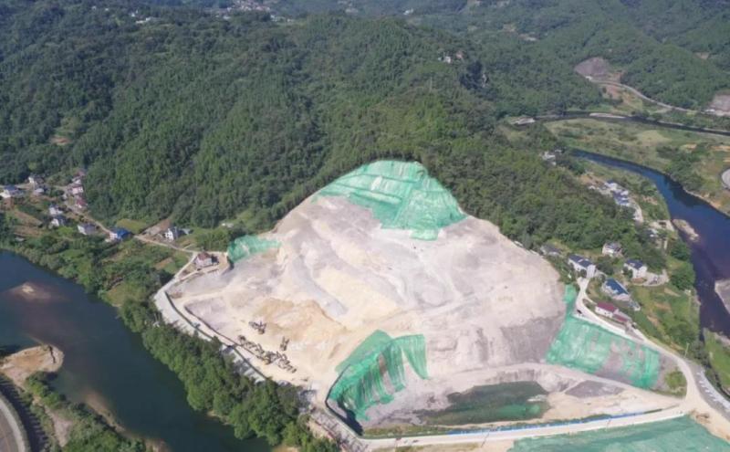 湖北宜昌長陽縣花香水岸公司非法挖山采石 周邊群眾反映強烈