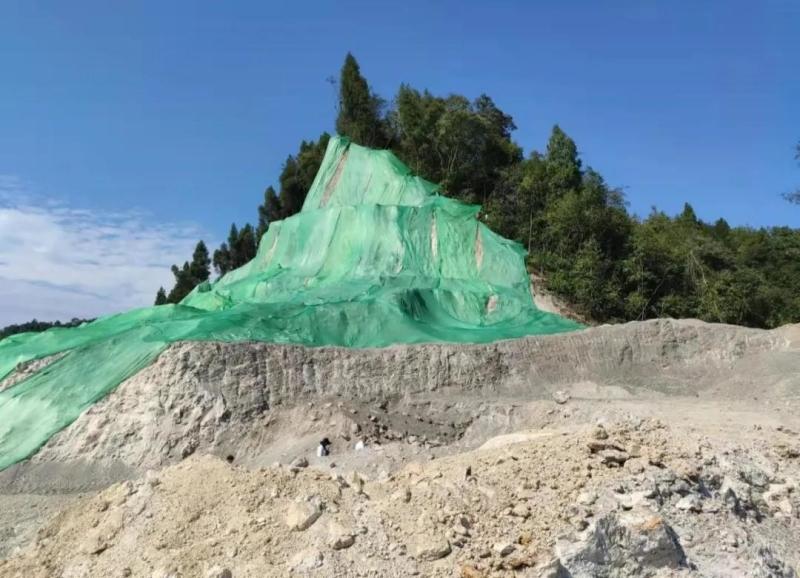 湖北宜昌長陽縣花香水岸公司非法挖山采石 周邊群眾反映強烈