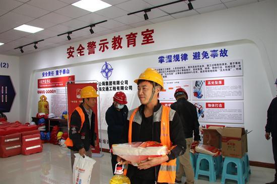 关爱一线工友 构建和谐工地