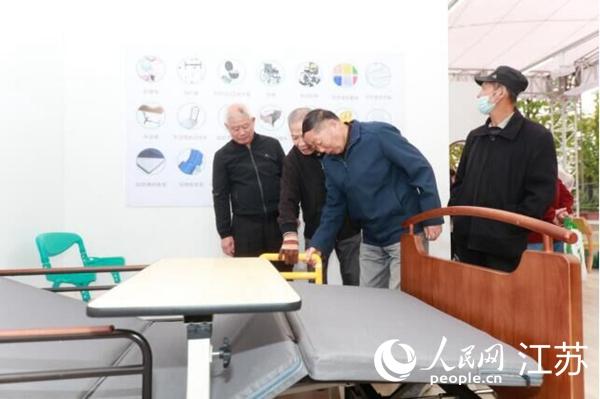 无锡锡山：政府买单适老化改造 让居家环境对老人更友好