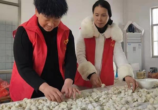 伊川县上元村：暖阳下吃饺子 翘拇指感党恩 全村齐参与 乡村振兴有底气