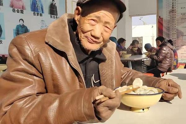 伊川县上元村：暖阳下吃饺子 翘拇指感党恩 全村齐参与 乡村振兴有底气