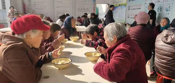 伊川县上元村：暖阳下吃饺子 翘拇指感党恩 全村齐参与 乡村振兴有底气