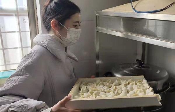 伊川县上元村：暖阳下吃饺子 翘拇指感党恩 全村齐参与 乡村振兴有底气