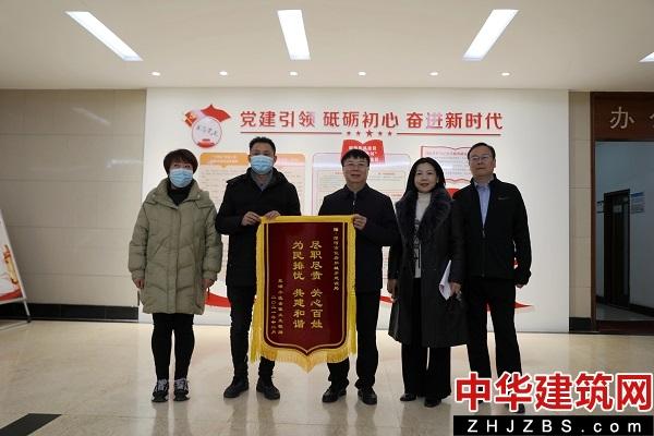 河南漯河：为民办事暖人心 业主致谢送锦旗