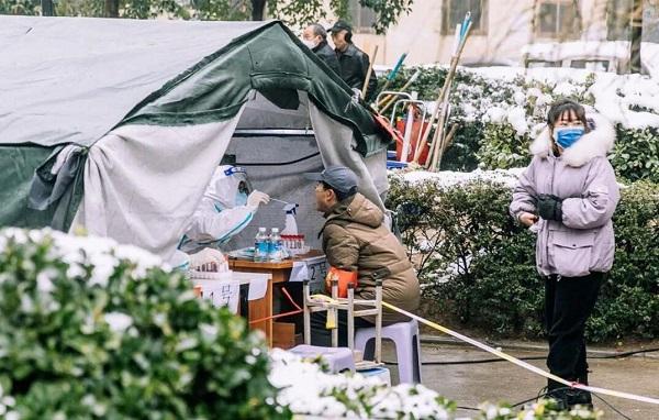 河南郑州：雪夜核检白衣暖绿城  寒风卖菜保供惠民生