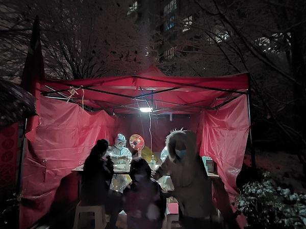 河南郑州：雪夜核检白衣暖绿城  寒风卖菜保供惠民生