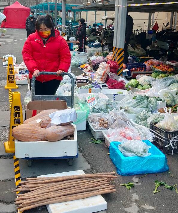 河南郑州：雪夜核检白衣暖绿城  寒风卖菜保供惠民生