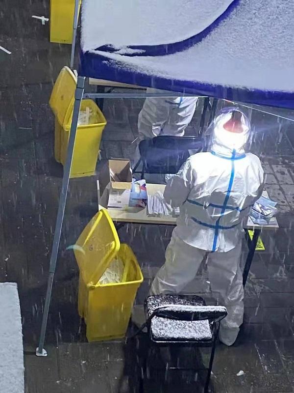 河南郑州：雪夜核检白衣暖绿城  寒风卖菜保供惠民生