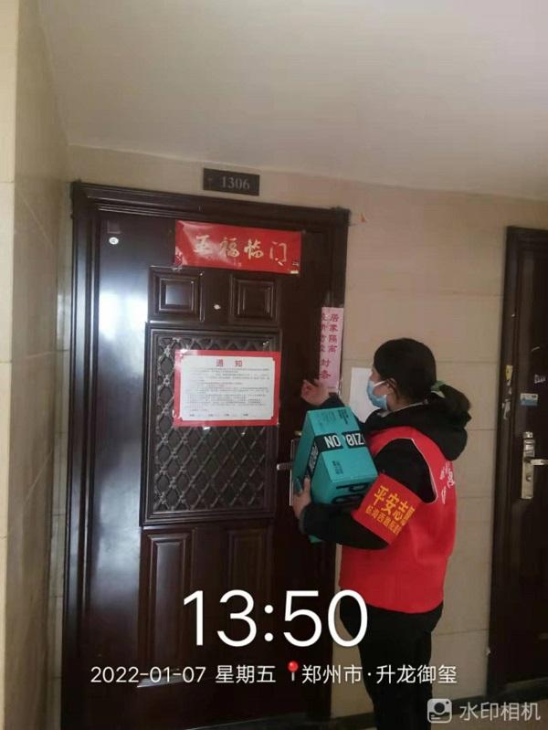 河南郑州：雪夜核检白衣暖绿城  寒风卖菜保供惠民生