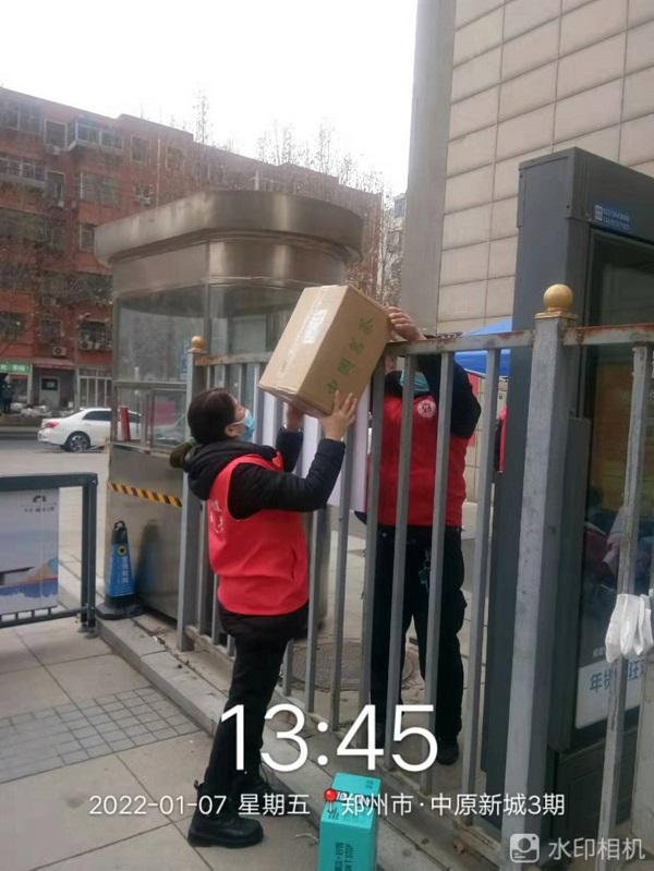 河南郑州：雪夜核检白衣暖绿城  寒风卖菜保供惠民生