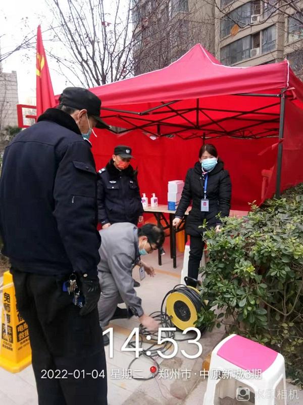 河南郑州：雪夜核检白衣暖绿城  寒风卖菜保供惠民生