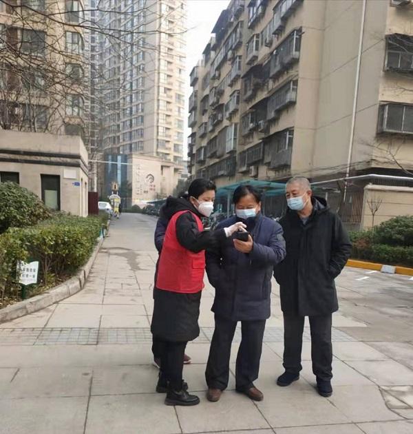 河南郑州：雪夜核检白衣暖绿城  寒风卖菜保供惠民生