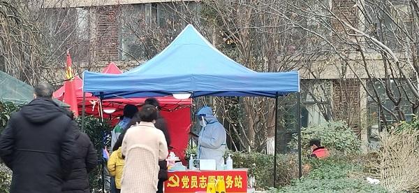 河南郑州：雪夜核检白衣暖绿城  寒风卖菜保供惠民生