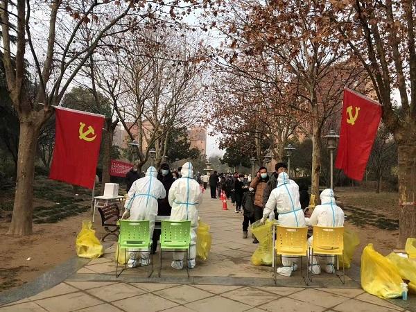 河南郑州：雪夜核检白衣暖绿城  物资充裕保供惠民生