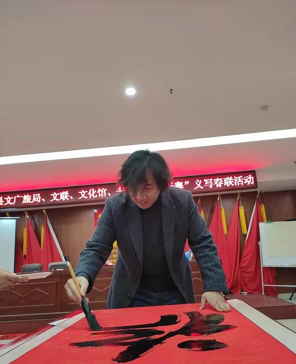 翰墨挥毫颂盛世 春联送福年味浓 